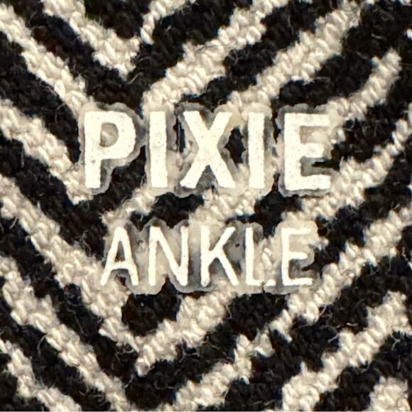 Old Navy black white herringbone pixie ankle pants size 18
b27 - Picture 3 of 6